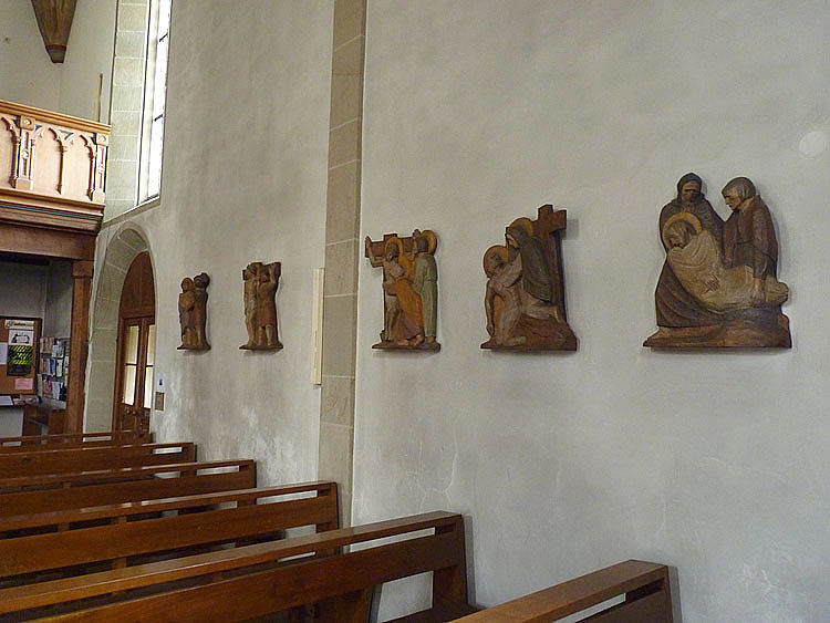 18. Kreuzweg: Die 14 Stationen laden dazu ein, in Betrachtung und Gebet mit Jesus den Leidensweg zu gehen, den Weg unserer Erlösung. Ein Werk des Bildhauers Johann Kirsch aus Petersberg/Fulda vom Jahr 1959